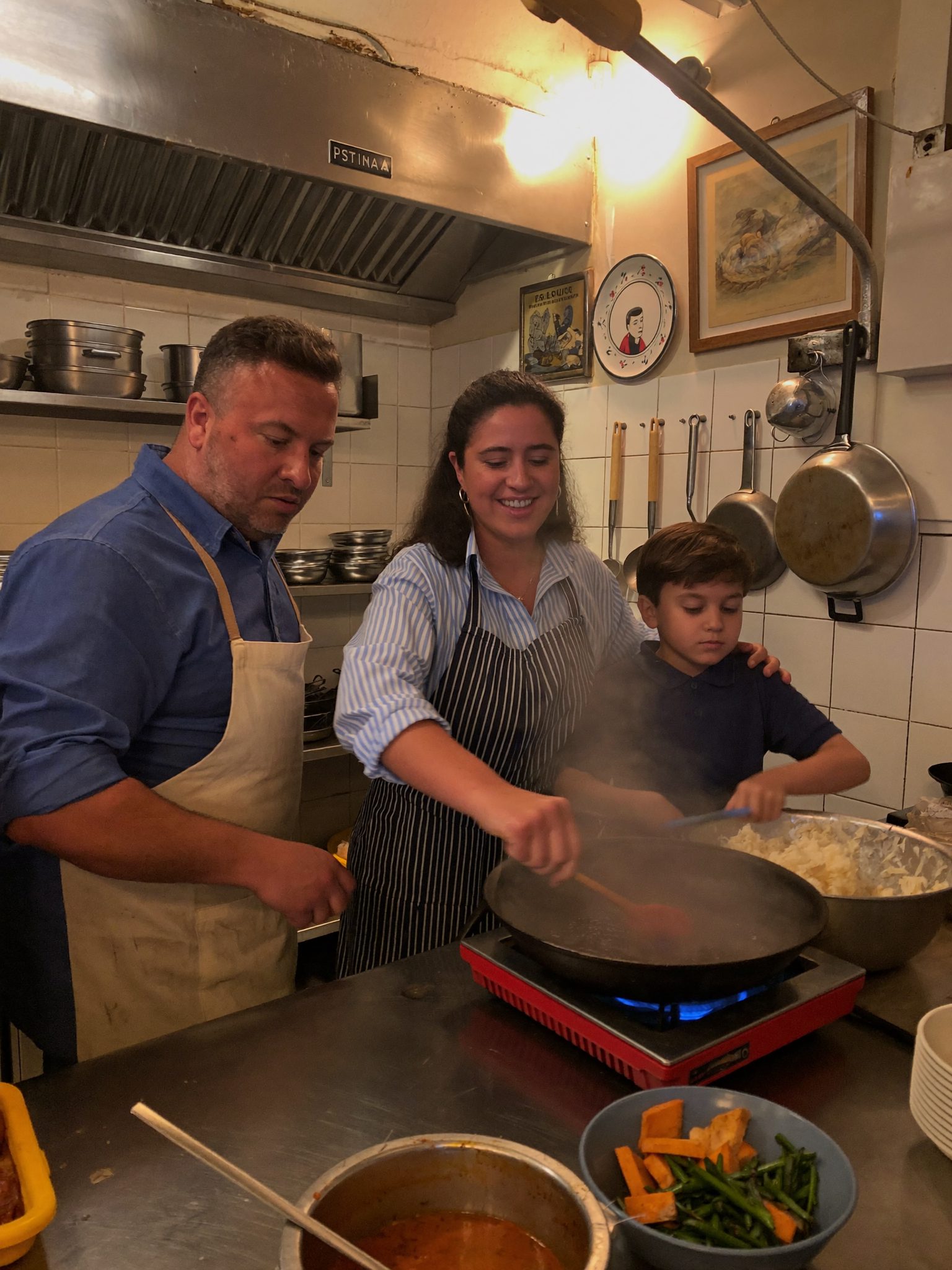 Cozinheira da família a preparar um prato tradicional no fogão da Casa Fengenlia
