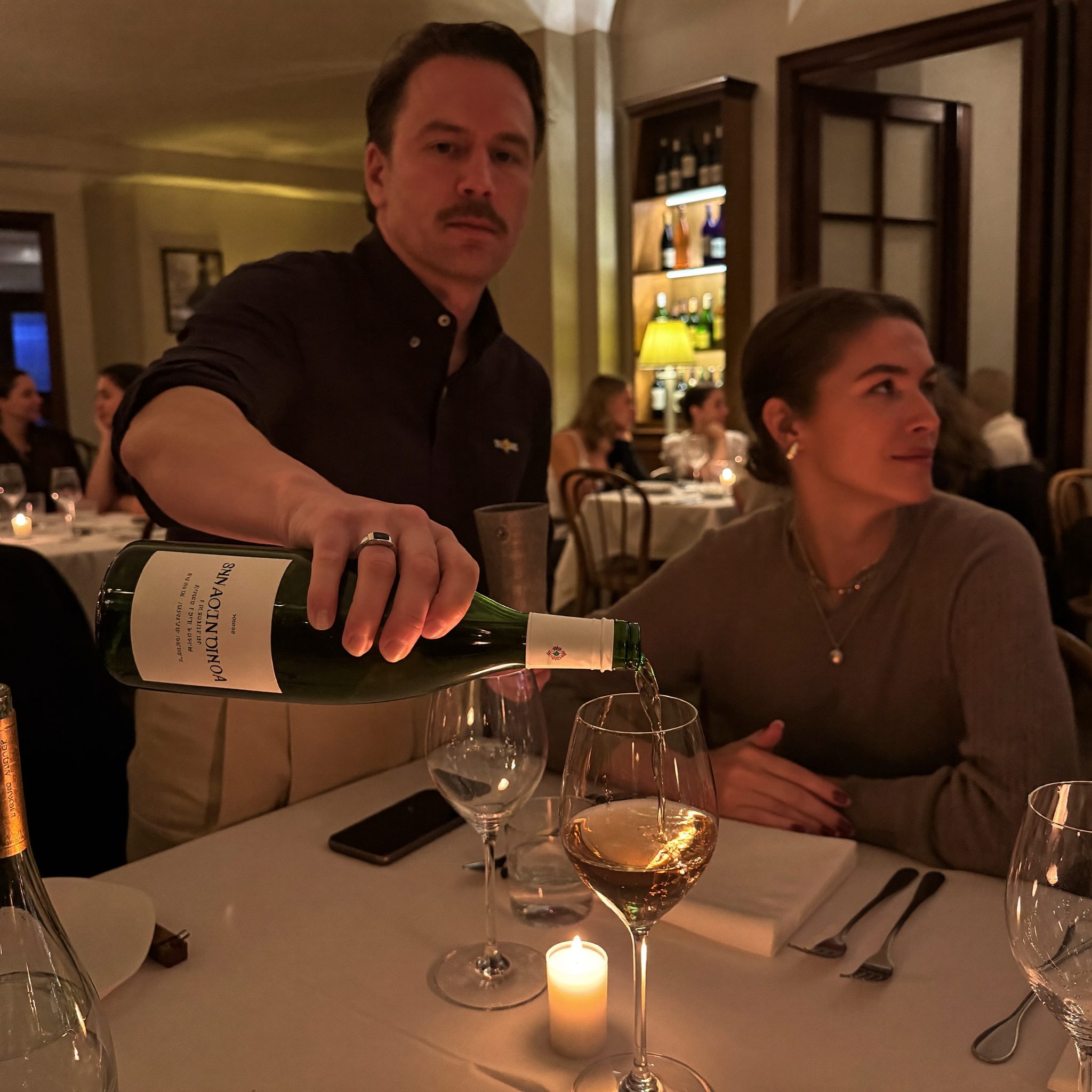 Empregado a servir vinho numa tasca alentejana da Casa Fengenlia